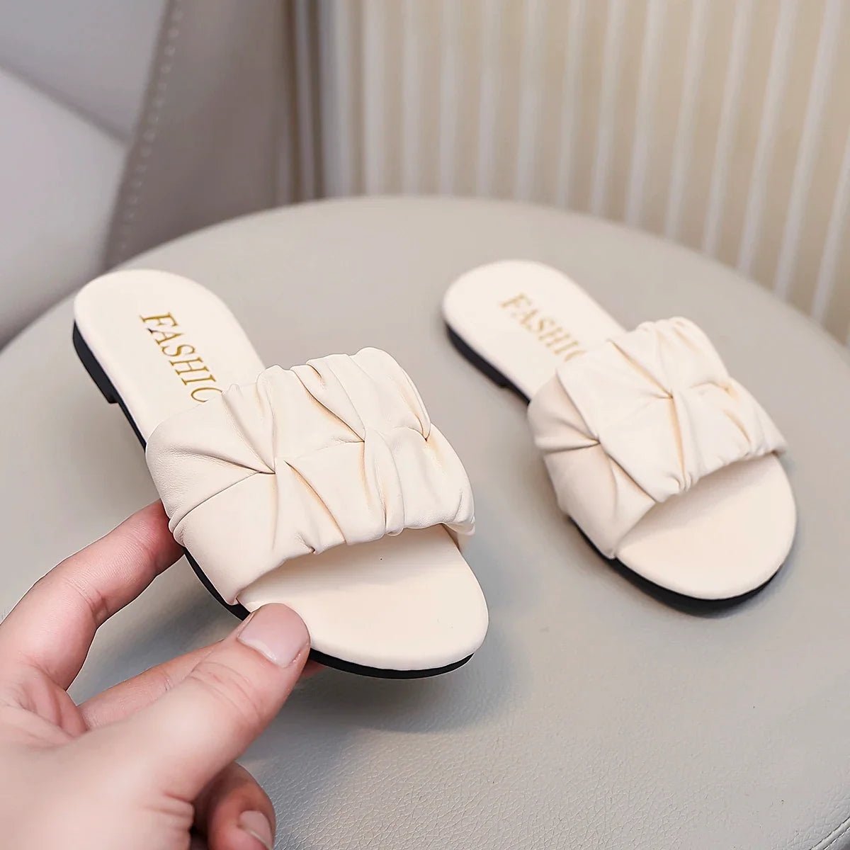 Fashion Summer Girls Pleated Slippers Fashion Children Flats Outdoor Kids Slippers Soft Anti-Slippery Kids Beach Slides Shoes